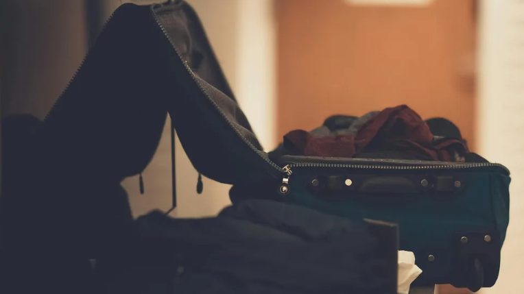 Moja teściowa upokorzyła mojego syna, bo wydziergał na szydełku moją suknię ślubną – to, co potem zrobił mój mąż, sprawiło, że pokochałam go jeszcze bardziej.