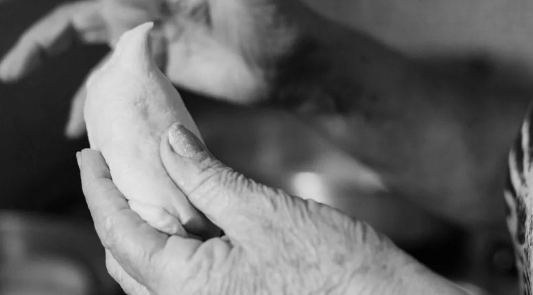 Moja siostra wyrzuciła mnie z domu babci, który odziedziczyła – ale nie miała pojęcia o sekrecie babci.