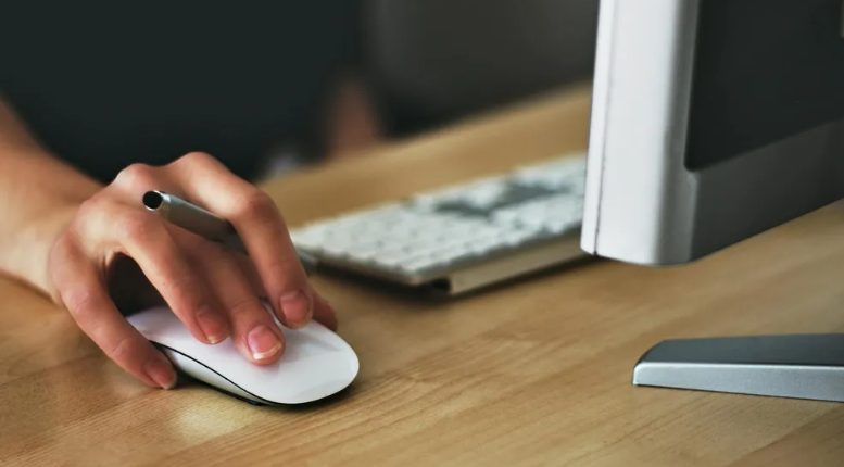 Dałam jeść głodnemu weteranowi i jego psu – miesiąc później szef wściekły wciągnął mnie do swojego gabinetu i całe moje życie stanęło na głowie.