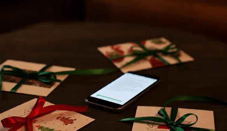 W tym roku wysłałam świąteczne kartki – a niedługo potem dostałam SMS-a: „Kochanie, to nie twój mąż jest na tym zdjęciu!”