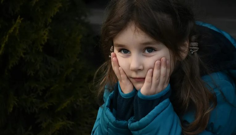 Mój 10-letni syn stanął w obronie biednej 7-letniej dziewczynki ze swojej szkoły, którą dręczył syn bogatego biznesmena – Telefon, który potem otrzymałem, sprawił, że drżałem.
