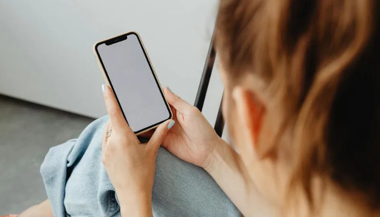 Mój 10-letni syn stanął w obronie biednej 7-letniej dziewczynki ze swojej szkoły, którą dręczył syn bogatego biznesmena – Telefon, który potem otrzymałem, sprawił, że drżałem.
