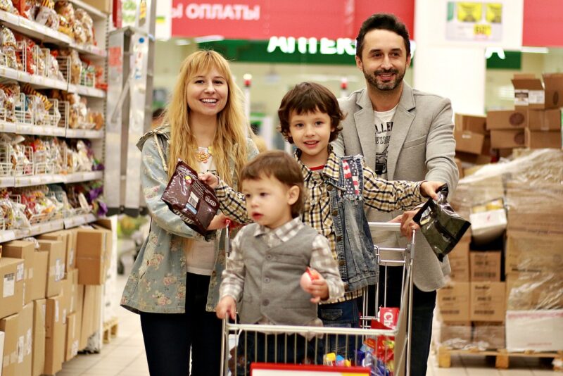 Adoptowaliśmy cichą 6-letnią dziewczynkę – sześć miesięcy później powiedziała: „Moja mama żyje i mieszka w domu naprzeciwko!”