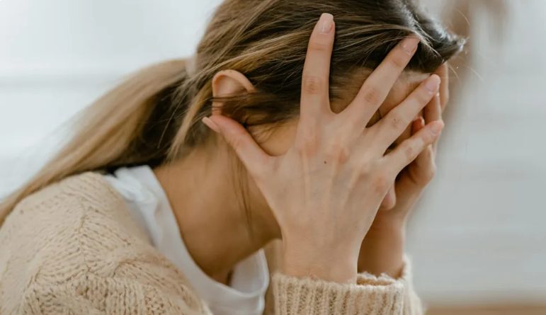 Moja teściowa powiedziała kobietom w swojej rodzinie, żeby ubrały się na biało na mój ślub – spodziewała się, że się załamię, ale moja przemowa wszystkich zaskoczyła.