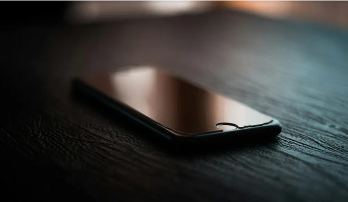 Mój mąż pojechał na wakacje z przyjaciółmi, a ja zostałam w domu z dzieckiem i dochodziłam do siebie po cesarskim cięciu – Wrócił i zbladł.
