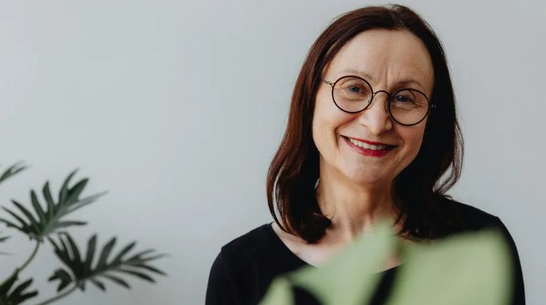 Moja przyszła teściowa przyszła na mój ślub w sukni, która wyglądała dokładnie tak samo jak moja – ale reakcja mojego pana młodego sprawiła, że cały kościół zamilkł.