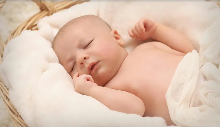 Mój mąż pojechał na wakacje z przyjaciółmi, a ja zostałam w domu z dzieckiem i dochodziłam do siebie po cesarskim cięciu – Wrócił i zbladł.