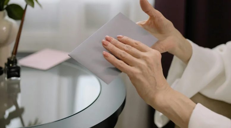 Moja siostra wyrzuciła mnie z domu babci, który odziedziczyła – ale nie miała pojęcia o sekrecie babci.