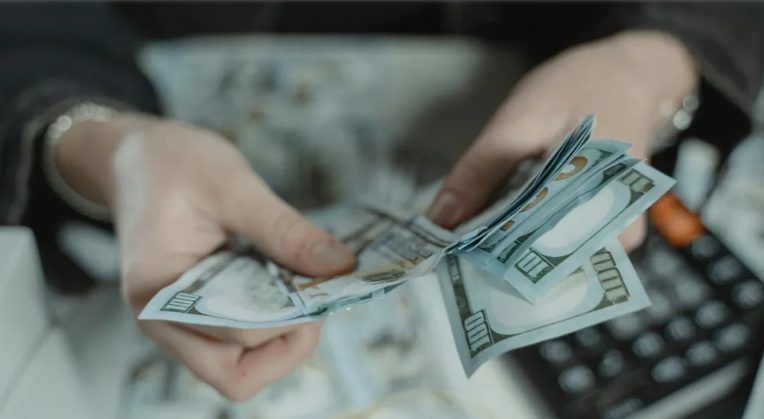 Córka mojego męża po wypadku potrzebowała drogiej terapii – rok później dowiedziałam się, dokąd naprawdę popłynęły pieniądze.