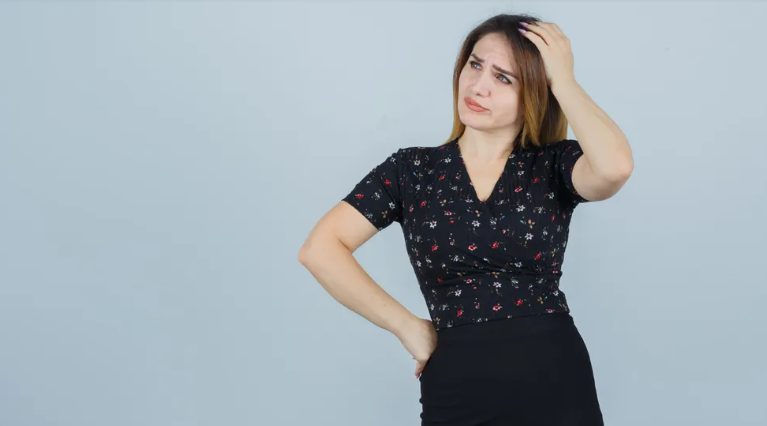 Wymagająca matka wyśmiewała moją babcię, ponieważ była woźną – kilka minut później nauczyła się lekcji, której nigdy nie zapomni.