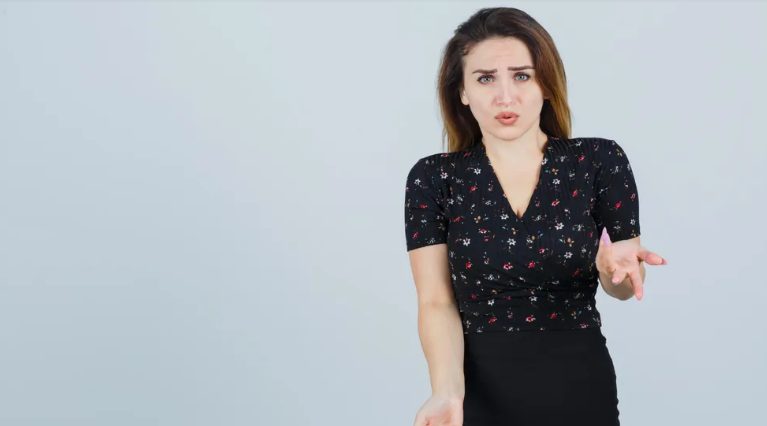 Wymagająca matka wyśmiewała moją babcię, ponieważ była woźną – kilka minut później nauczyła się lekcji, której nigdy nie zapomni.