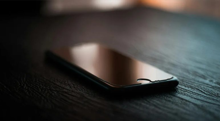 Zapłaciłam w supermarkecie za starszą panią w potrzebie – trzy dni później sprzedawczyni przyszła pod moje drzwi z jej ostatnią prośbą