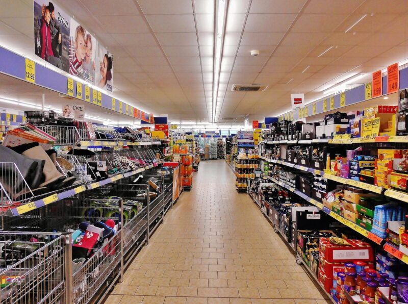 Zapłaciłam w supermarkecie za starszą panią w potrzebie – trzy dni później sprzedawczyni przyszła pod moje drzwi z jej ostatnią prośbą