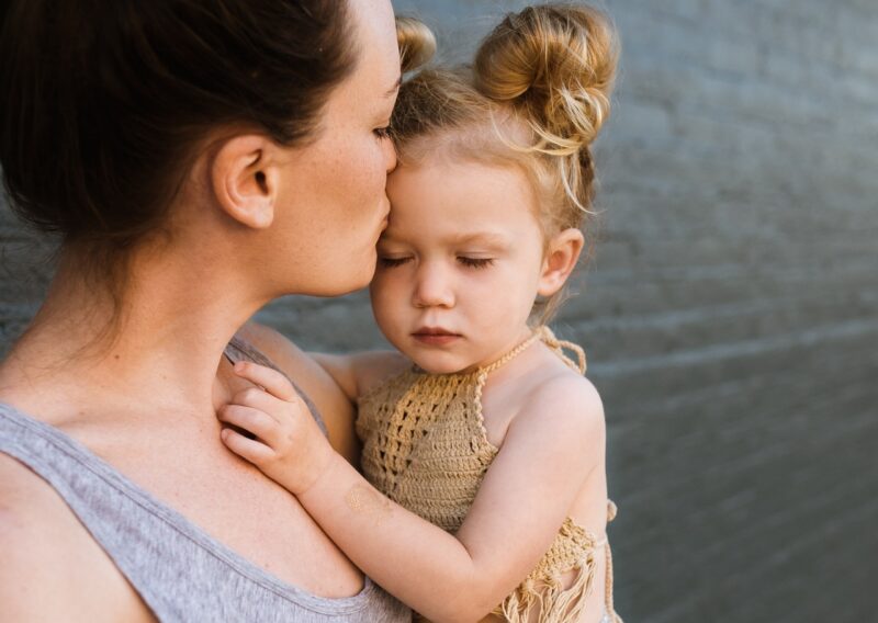 Adoptowaliśmy cichą 6-letnią dziewczynkę – sześć miesięcy później powiedziała: „Moja mama żyje i mieszka w domu naprzeciwko!”
