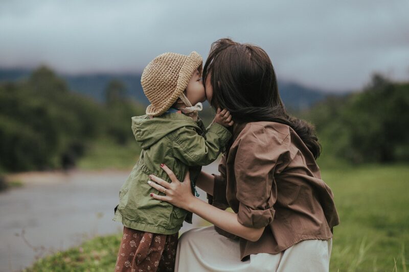 Adoptowaliśmy cichą 6-letnią dziewczynkę – sześć miesięcy później powiedziała: „Moja mama żyje i mieszka w domu naprzeciwko!”