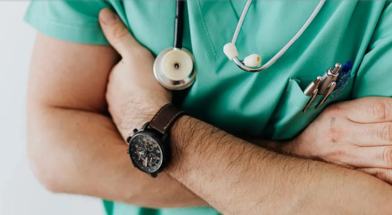 Córka mojego męża po wypadku potrzebowała drogiej terapii – rok później dowiedziałam się, dokąd naprawdę popłynęły pieniądze.