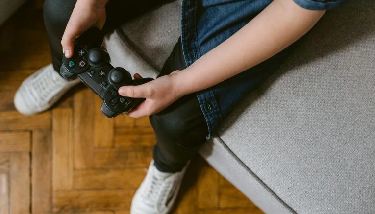 Mój 10-letni syn stanął w obronie biednej 7-letniej dziewczynki ze swojej szkoły, którą dręczył syn bogatego biznesmena – Telefon, który potem otrzymałem, sprawił, że drżałem.