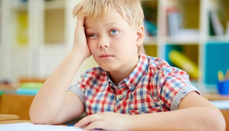 Mój 10-letni syn stanął w obronie biednej 7-letniej dziewczynki ze swojej szkoły, którą dręczył syn bogatego biznesmena – Telefon, który potem otrzymałem, sprawił, że drżałem.