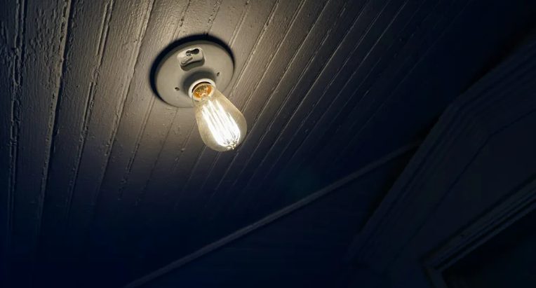 Pomogłem starszej pani, która przewróciła się w sklepie spożywczym i wysypały jej się jabłka – następnego dnia ochrona zaciągnęła mnie na zaplecze.
