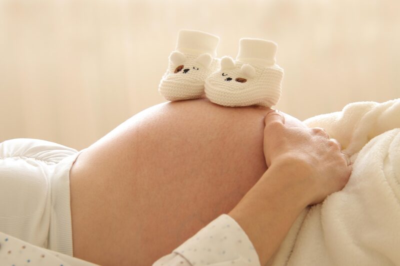 Kiedy wróciłam z noworodkiem z szpitala do domu, mój mąż już wymienił zamki – dwadzieścia godzin później pojawił się, krzycząc i waląc w drzwi.