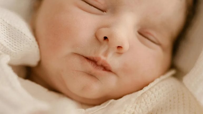 Kiedy wróciłam z noworodkiem z szpitala do domu, mój mąż już wymienił zamki – dwadzieścia godzin później pojawił się, krzycząc i waląc w drzwi.