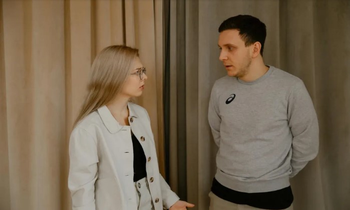 Mój syn przyprowadził swoją narzeczoną na kolację do domu – kiedy zdjęła płaszcz, rozpoznałem naszyjnik, który zakopałem 25 lat temu.
