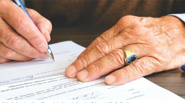 Mój mąż zaprosił swoją ciężarną kochankę na naszą rodzinną uroczystą kolację – ale jego rodzice szybko interweniowali.