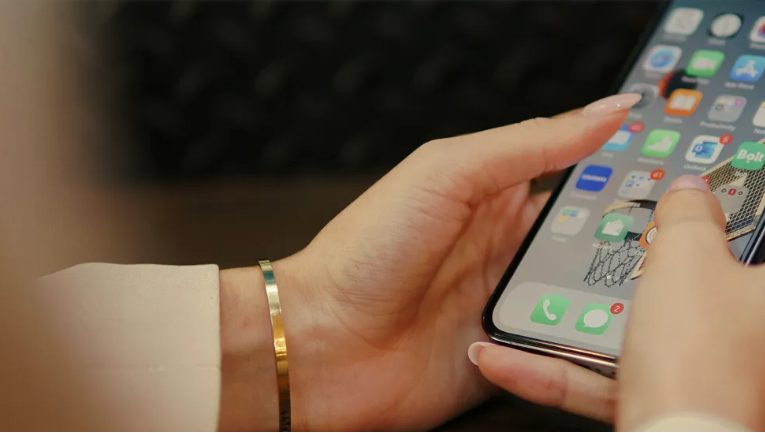 Babcia poprosiła mnie, abym przesadziła jej ulubioną różę rok po jej śmierci – Nie spodziewałem się, co odkryję pod nią