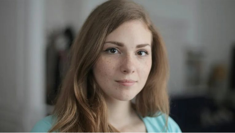 Babcia poprosiła mnie, abym przesadziła jej ulubioną różę rok po jej śmierci – Nie spodziewałem się, co odkryję pod nią