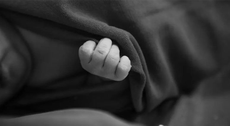 Wyrzucili mnie i moją małą wnuczkę z kawiarni w deszcz – wtedy wkroczyła sprawiedliwość.
