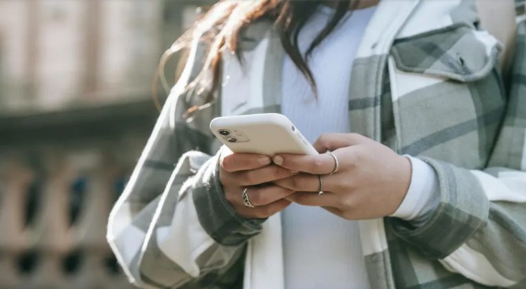 Moja siostra porzuciła swojego niepełnosprawnego syna dla lepszego życia, więc wychowałem go zupełnie sam – lata później stanęła w moich drzwiach.