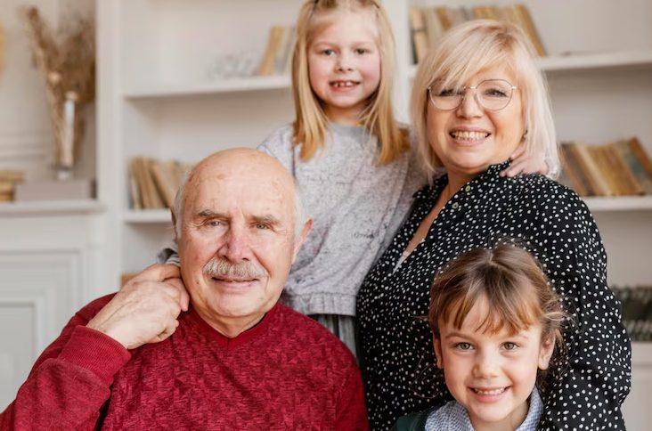 Mój ojczym wychował mnie jak własne dziecko po tym, jak moja mama zmarła, gdy miałam cztery lata – na jego pogrzebie słowa starszego mężczyzny doprowadziły mnie do prawdy, którą przez lata przede mną ukrywano.