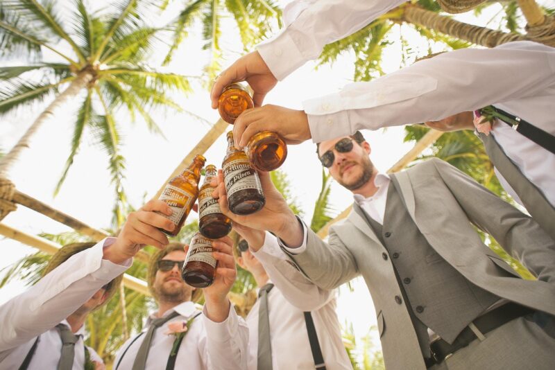Na moim ślubie moja siostra weszła z moim narzeczonym, mówiąc: „Niespodzianka! To my bierzemy ślub zamiast ciebie” – nie miała pojęcia, że właśnie wpadła w mój plan.