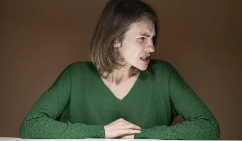Moja przyszła teściowa powiedziała moim osieroconym młodszym braciom, że wkrótce zostaną wysłani do nowej rodziny – więc daliśmy jej najtwardszą lekcję w jej życiu.