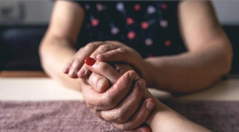 Ożeniłem się z kelnerką mimo żądań moich wymagających rodziców – W noc poślubną zszokowała mnie, mówiąc: „Obiecaj, że nie będziesz krzyczeć, kiedy ci to pokażę”