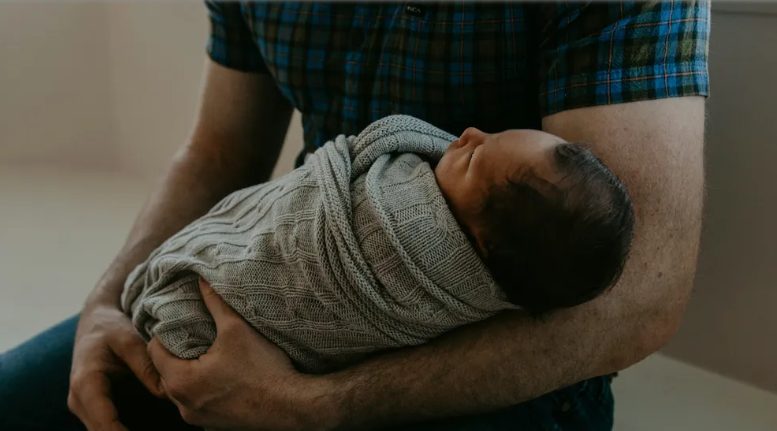 Nasza surogatka urodziła nasze dziecko – Kiedy mój mąż po raz pierwszy ją kąpał, krzyknął: „Nie możemy zatrzymać tego dziecka!”