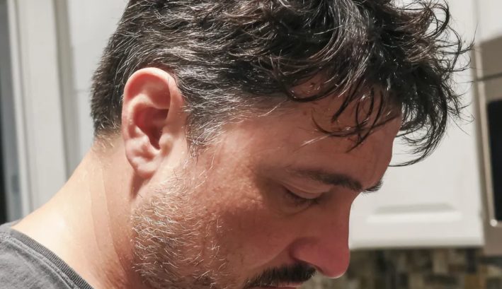 Przeleciałem przez cały kraj, żeby odwiedzić syna – on spojrzał na zegarek i powiedział: „Jesteś 15 minut za wcześnie, poczekaj na zewnątrz!”