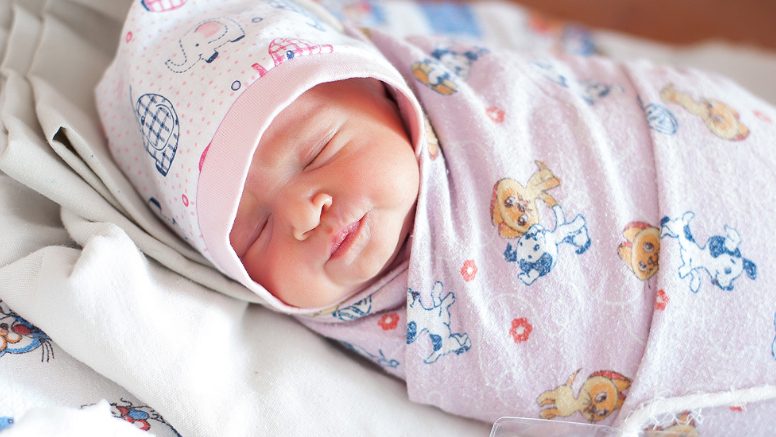 Nasza surogatka urodziła nasze dziecko – Kiedy mój mąż po raz pierwszy ją kąpał, krzyknął: „Nie możemy zatrzymać tego dziecka!”