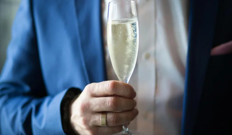 Mój mąż kupił bilety pierwszej klasy dla siebie i swojej mamy, zostawiając mnie i dzieci w klasie ekonomicznej – Moja lekcja dla niego była surowa