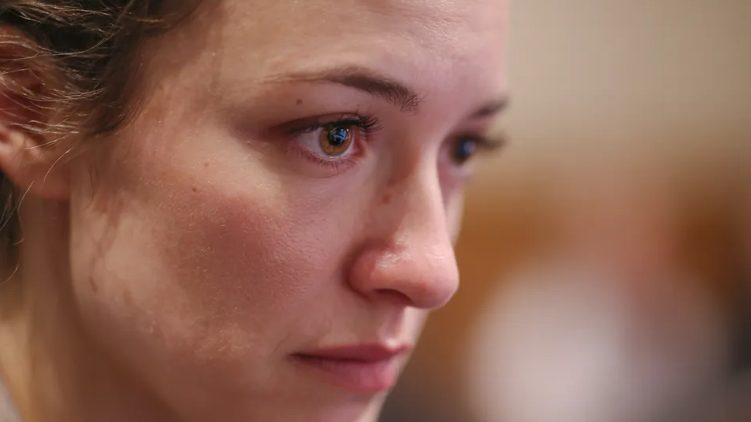 Mąż śpi każdej nocy na kanapie – Prawdziwy powód złamał serce jego żony