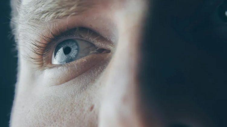 Pozwoliłam mojemu mężowi zarządzać wszystkimi pieniędzmi – aż zdałam sobie sprawę, że utrzymuję inne życie