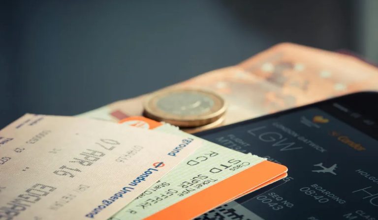 Mój mąż kupił bilety pierwszej klasy dla siebie i swojej mamy, zostawiając mnie i dzieci w klasie ekonomicznej – Moja lekcja dla niego była surowa