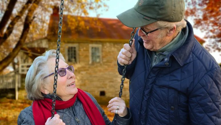 Biedny mężczyzna ucieka w dniu swojego ślubu, 50 lat później panna młoda odkrywa, że był to plan jej ojca – Historia dnia