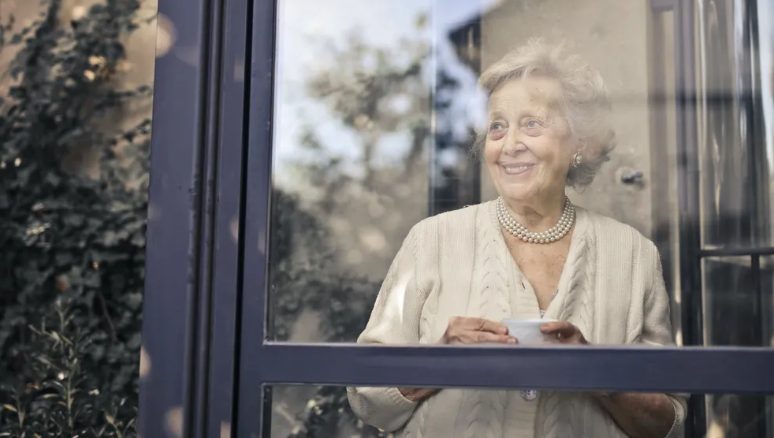 Biedny mężczyzna ucieka w dniu swojego ślubu, 50 lat później panna młoda odkrywa, że był to plan jej ojca – Historia dnia