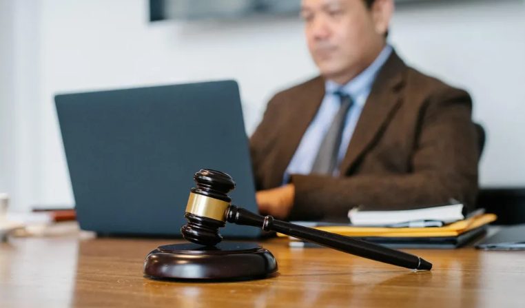 Sędzia rozpoznał w oskarżonym szkolnego prześladowcę sprzed 23 lat.