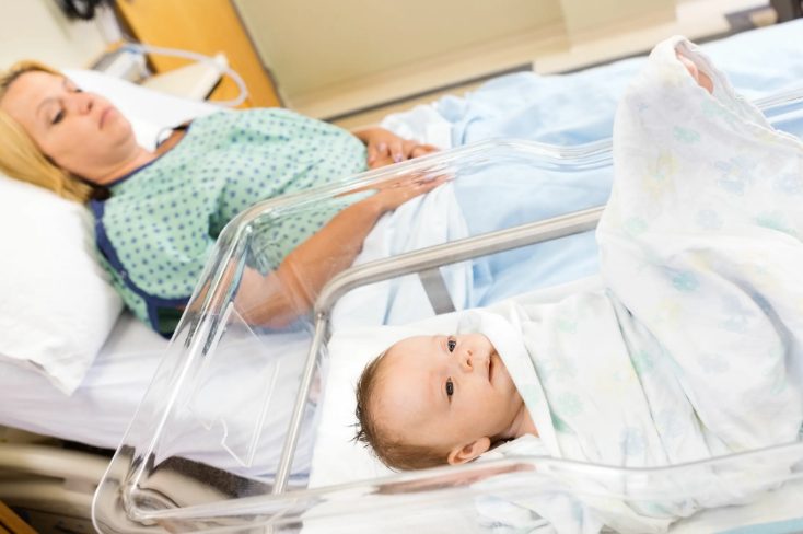 Kiedy lekarz wszedł na salę, zamarł — kobieta, którą uznano za martwą, trzymała dziecko… i wyszeptała jedno imię
