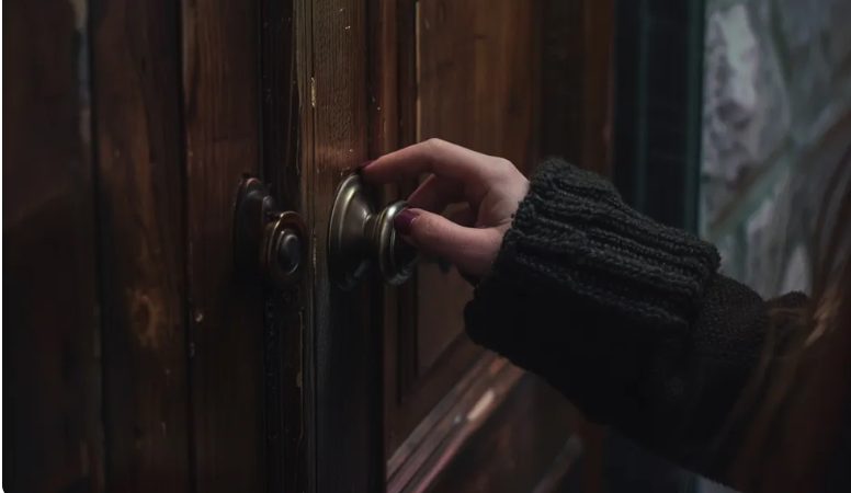 Mała dziewczynka podzieliła się swoim lunchem z bezdomnym nieznajomym – lata później mężczyzna zapukał do jej drzwi w garniturze.