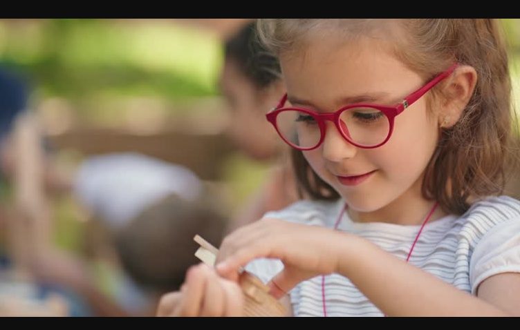 Moja córka sprzedała swoją kolekcję Lego za 112 dolarów, żeby kupić okulary swojej przyjaciółce, ponieważ jej były zepsute i posklejane taśmą klejącą – To, co wydarzyło się następnego dnia, doprowadziło mnie do łez.