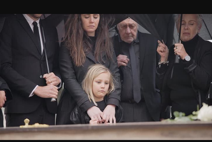Moja macocha roztrzaskała rodzinne naczynia mojej zmarłej mamy po tym, jak odmówiłam oddania jej pierścionka zaręczynowego mojej mamy – karma jej tego nie darowała