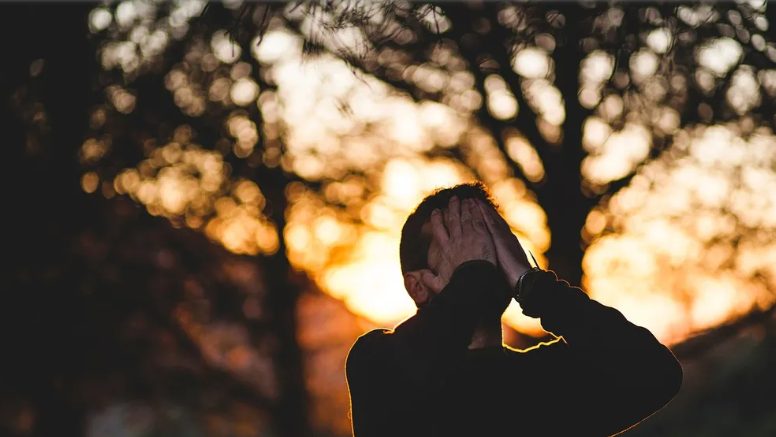 Mała dziewczynka podzieliła się swoim lunchem z bezdomnym nieznajomym – lata później mężczyzna zapukał do jej drzwi w garniturze.